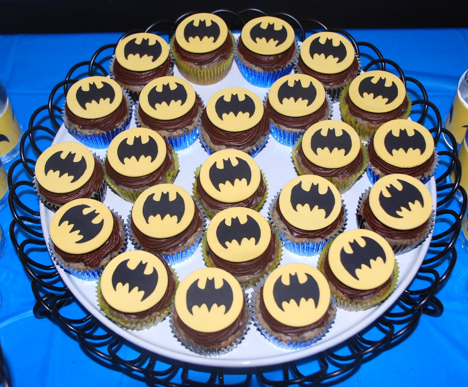 Batman-Cup-Cakes.jpg