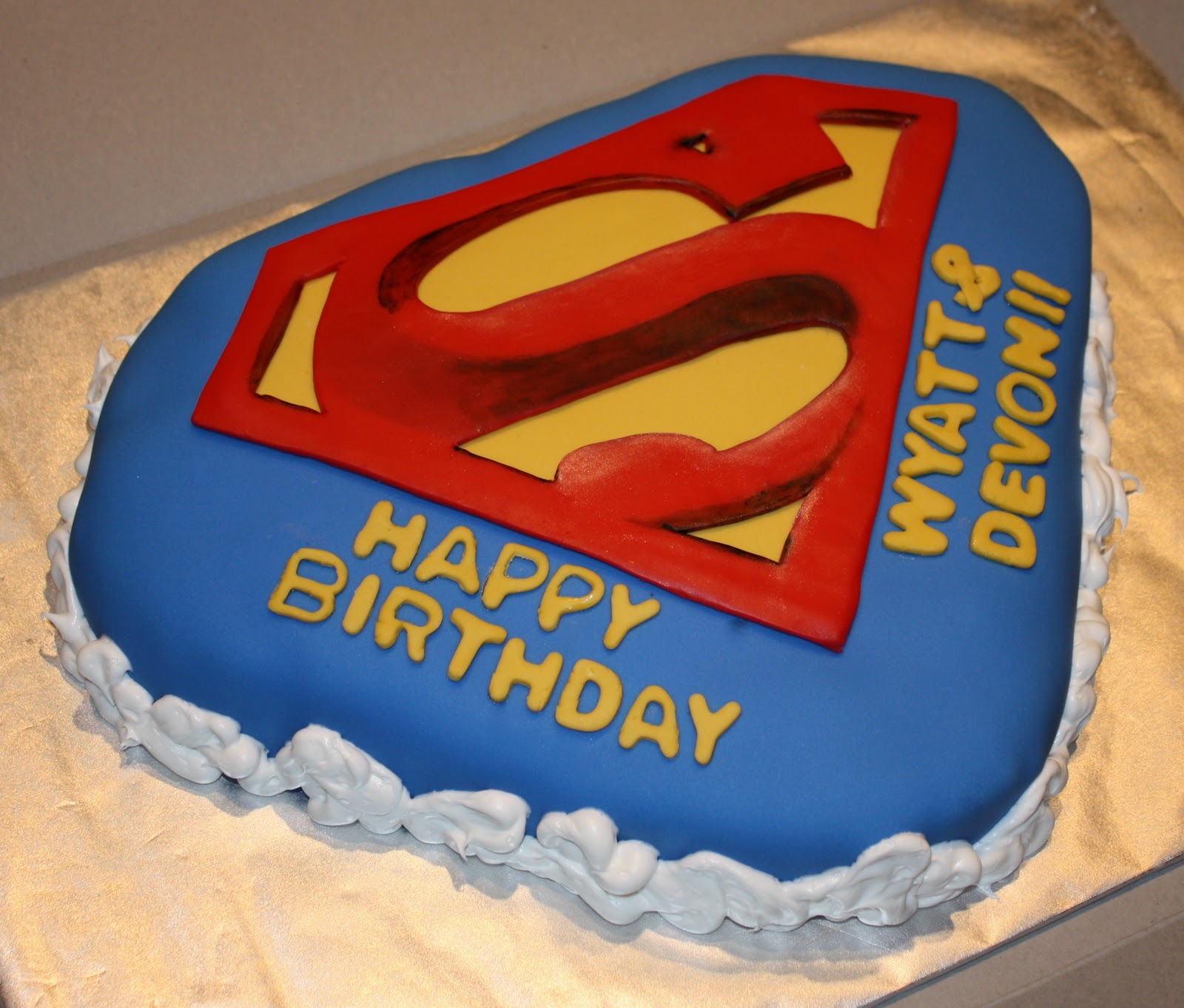 Superman Cake - Staging