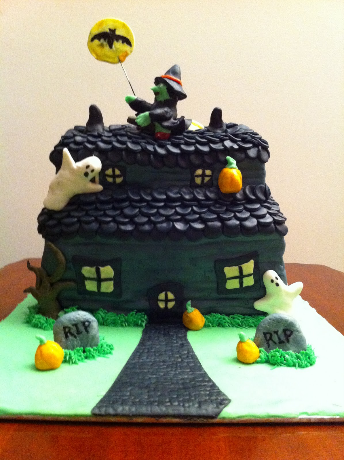 Haunted House Cakes – Decoration Ideas | Little Birthday Cakes